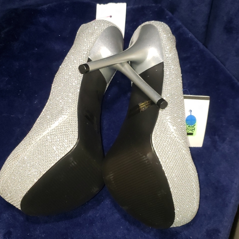 Silver Pumps - Picture 3 of 3
